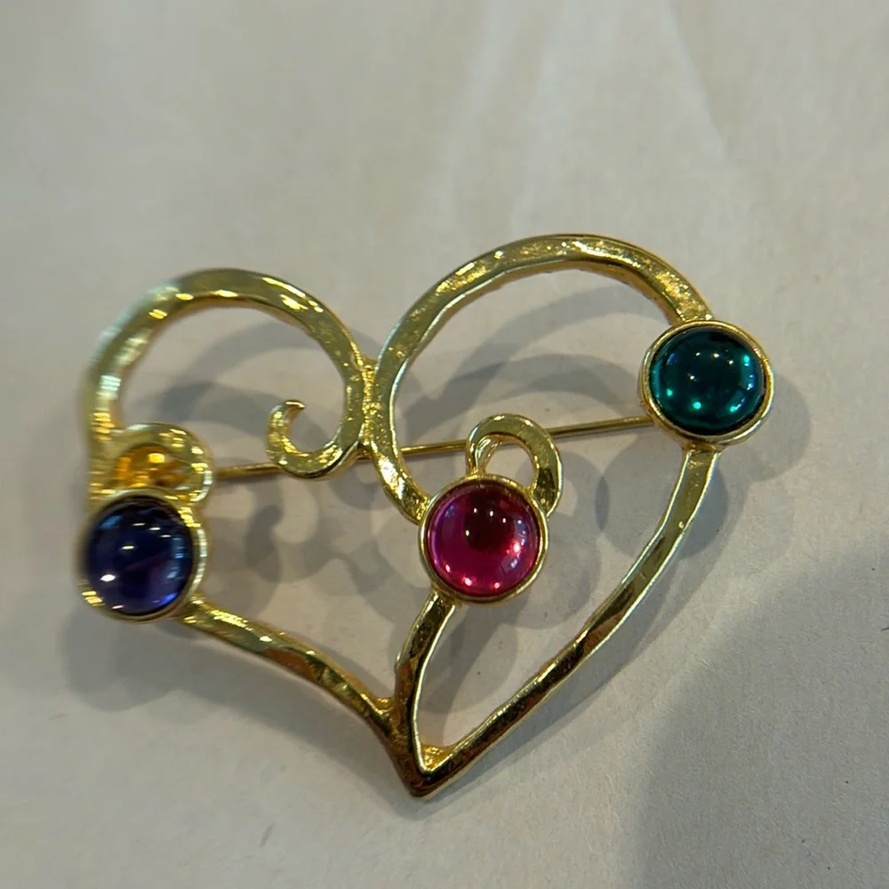 Gold tone heart shaped brooch - Picture 1 of 5